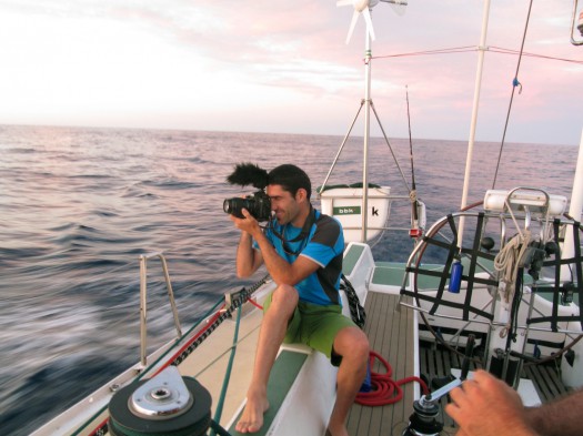 Javi sacando fotos en la cubierta del velero